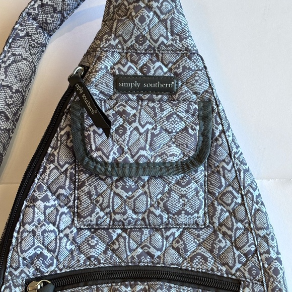 Simply Southern Sling Bag Backpack Purse Black Gray Pattern NWOT - Picture 2 of 12